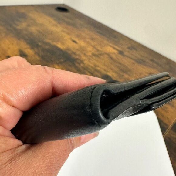 Gucci Trademark Plate Black Leather Compact Wallet - Picture 12 of 13